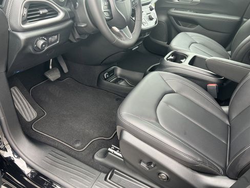 New 2026 Chrysler Pacifica Select image 14
