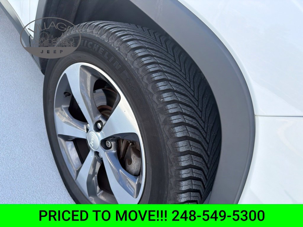 Used 2019 Jeep Cherokee Limited w/ Technology Group AWD/4WD image 5