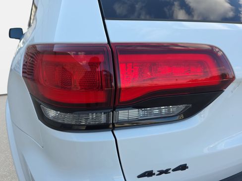 Used 2020 Jeep Grand Cherokee Altitude AWD/4WD image 31