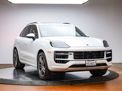 Used 2025 Porsche Cayenne image 14