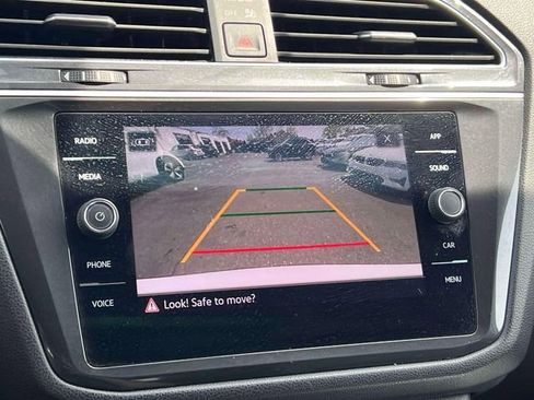 Used 2024 Volkswagen Tiguan SE image 43