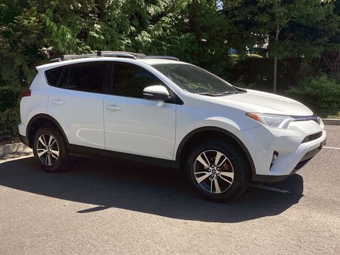 Used 2017 Toyota RAV4 XLE AWD/4WD image 9