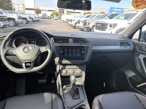 Used 2020 Volkswagen Tiguan SE w/ Panoramic Sunroof Package FWD image 29
