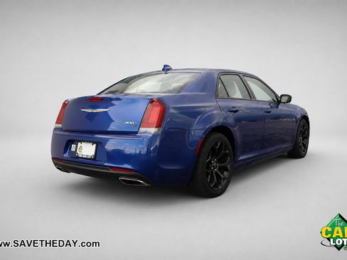 Used 2019 Chrysler 300 S RWD image 8