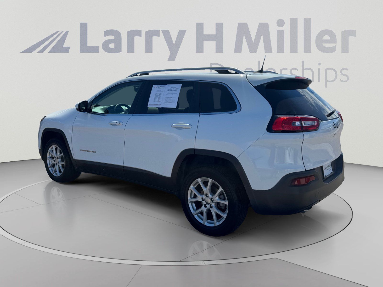 Used 2018 Jeep Cherokee Latitude Plus w/ Comfort/Convenience Group FWD image 3