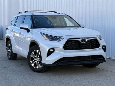 Used 2023 Toyota Highlander XLE image 2