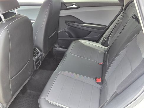 Certified 2023 Volkswagen Taos SE FWD image 11