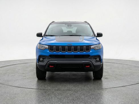 Used 2025 Jeep Compass Trailhawk AWD/4WD image 2