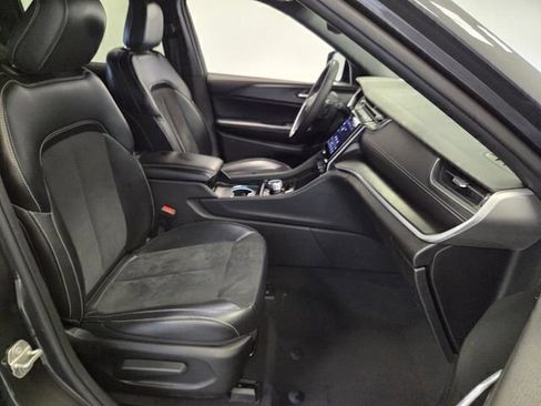 Used 2024 Jeep Grand Cherokee Altitude RWD image 17