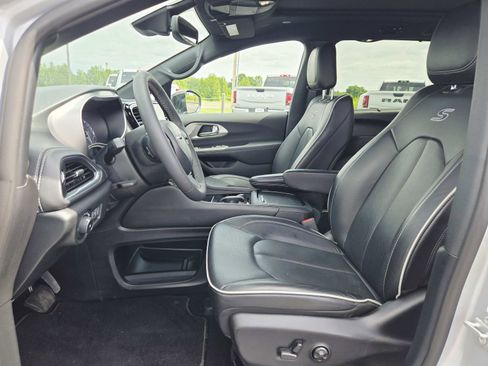 Used 2024 Chrysler Pacifica Limited w/ S Appearance Package FWD image 13