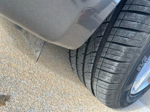 Used 2017 Ford Fusion SE w/ Fusion SE Technology Package image 16