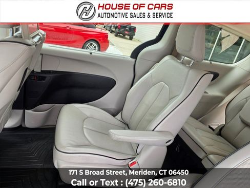 Used 2018 Chrysler Pacifica Limited w/ Advanced Safetytec Group FWD image 41