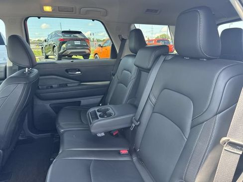 Used 2025 Nissan Pathfinder SL FWD image 13