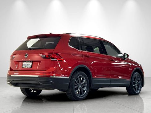 Used 2023 Volkswagen Tiguan SE w/ Panoramic Sunroof Package FWD image 5