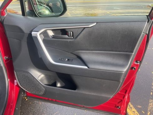 Used 2019 Toyota RAV4 LE image 16