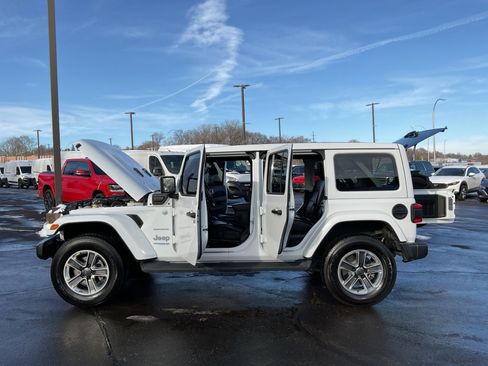 Used 2022 Jeep Wrangler Unlimited Sahara w/ Cold Weather Group image 38