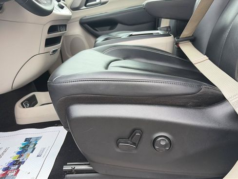 Used 2024 Chrysler Pacifica Touring-L FWD image 17