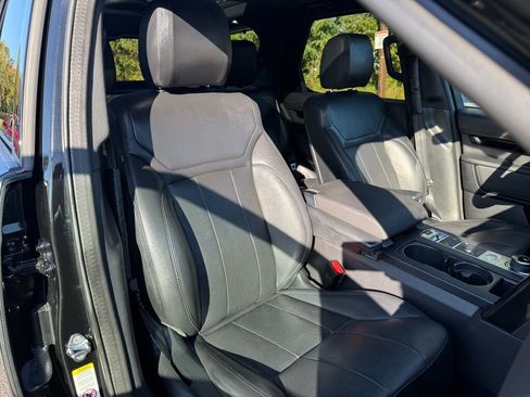 Used 2020 Land Rover Discovery SE image 30