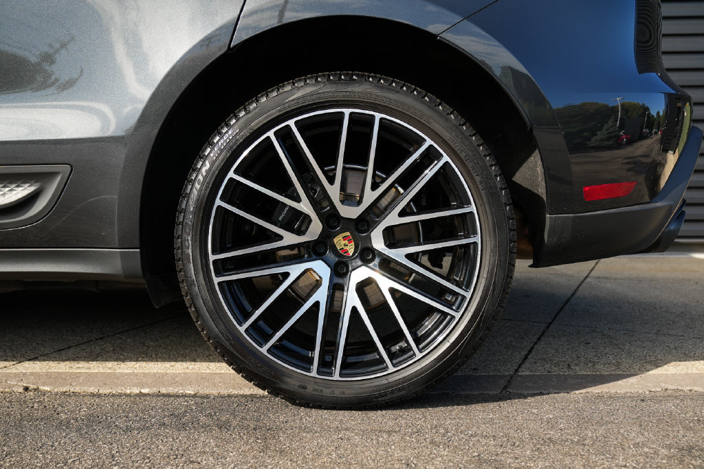 Certified 2026 Porsche Macan AWD/4WD image 12