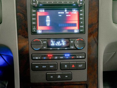 Used 2011 Lincoln Navigator L 4WD image 24