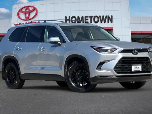 Used 2024 Toyota Grand Highlander AWD image 2