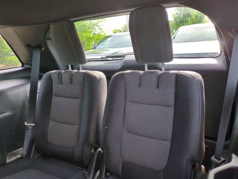 Used 2018 Ford Explorer XLT w/ Equipment Group 201A FWD image 13