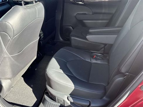 Used 2024 Toyota Highlander Platinum image 27