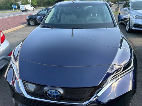 Used 2023 Toyota Venza LE AWD/4WD image 2