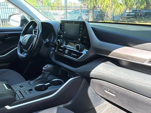 Used 2022 Toyota Highlander LE image 9