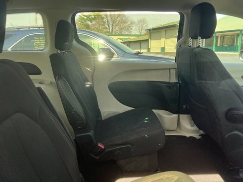 Used 2017 Chrysler Pacifica Touring image 11