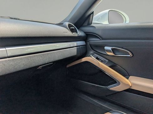Used 2018 Porsche 718 Boxster RWD image 22