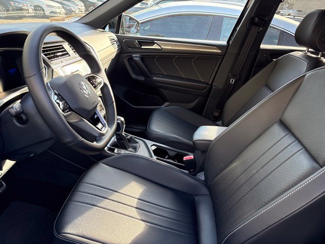 Used 2023 Volkswagen Tiguan SE R-Line FWD image 7