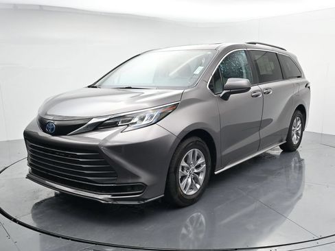 Used 2022 Toyota Sienna LE w/ LE Plus Package FWD image 4