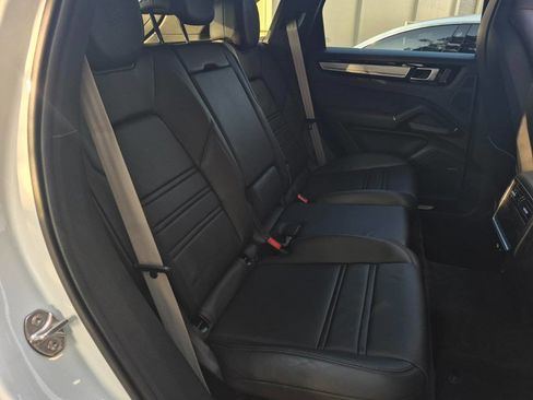 Used 2022 Porsche Cayenne Platinum Edition image 27