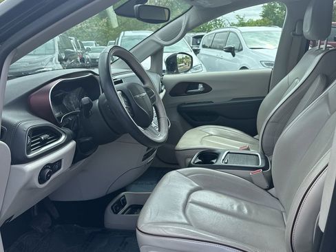 Used 2018 Chrysler Pacifica Limited w/ Tire & Wheel Group FWD image 11
