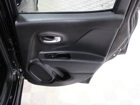 Used 2023 Jeep Renegade Latitude image 22