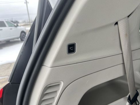 Used 2024 Chrysler Pacifica Touring-L image 32