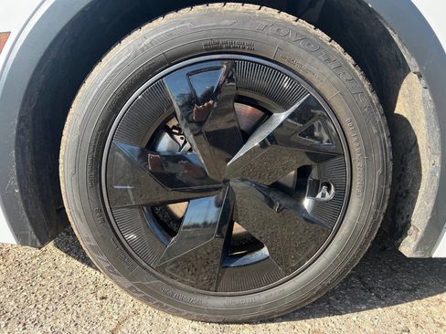 Used 2023 Toyota Prius Prime SE 4dr Hatchback image 18