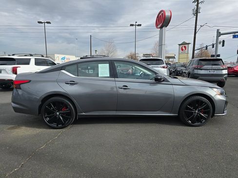 Used 2023 Nissan Altima 2.5 SR w/ SR Premium Package image 6