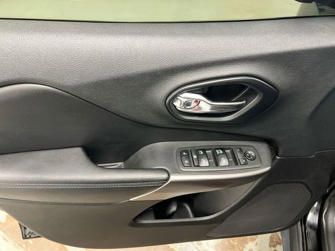 Used 2019 Jeep Cherokee Latitude w/ Popular Appearance Group image 20