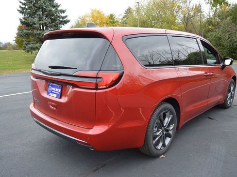 New 2026 Chrysler Pacifica Select image 5
