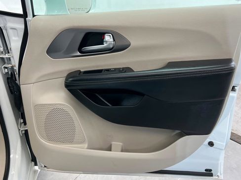 Used 2022 Chrysler Pacifica Touring-L image 23