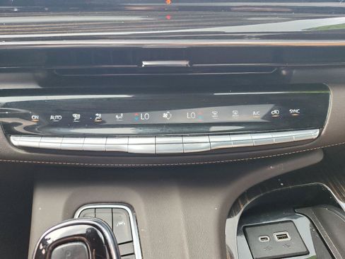 Used 2023 Cadillac Escalade Premium Luxury AWD/4WD image 21