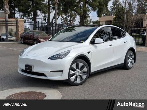 Used 2021 Tesla Model Y Long Range image 1