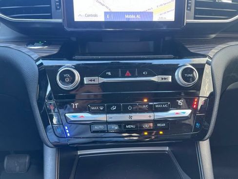 Used 2021 Ford Explorer Limited w/ Equipment Group 301A AWD/4WD image 18