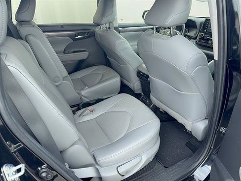 Used 2022 Toyota Highlander Limited FWD image 4