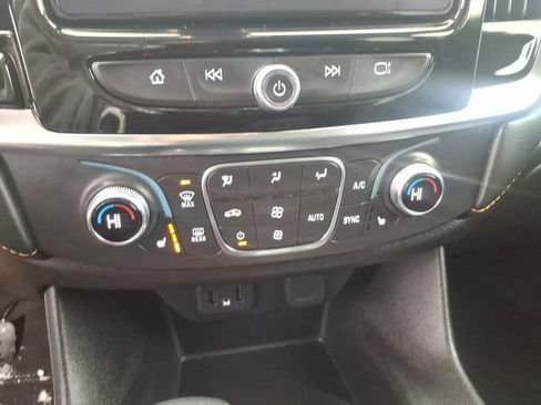 Used 2021 Chevrolet Traverse LT image 19