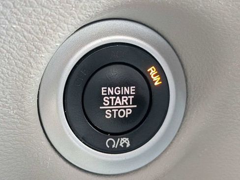 Used 2023 Chrysler Pacifica Touring-L image 28