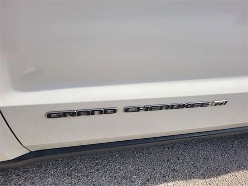 Used 2022 Jeep Grand Cherokee Limited image 3