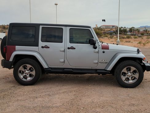 Used 2018 Jeep Wrangler Unlimited Sahara image 2